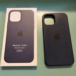 Apple Silicone Case with MagSafe for iPhone 12 Pro - Deep Navy.